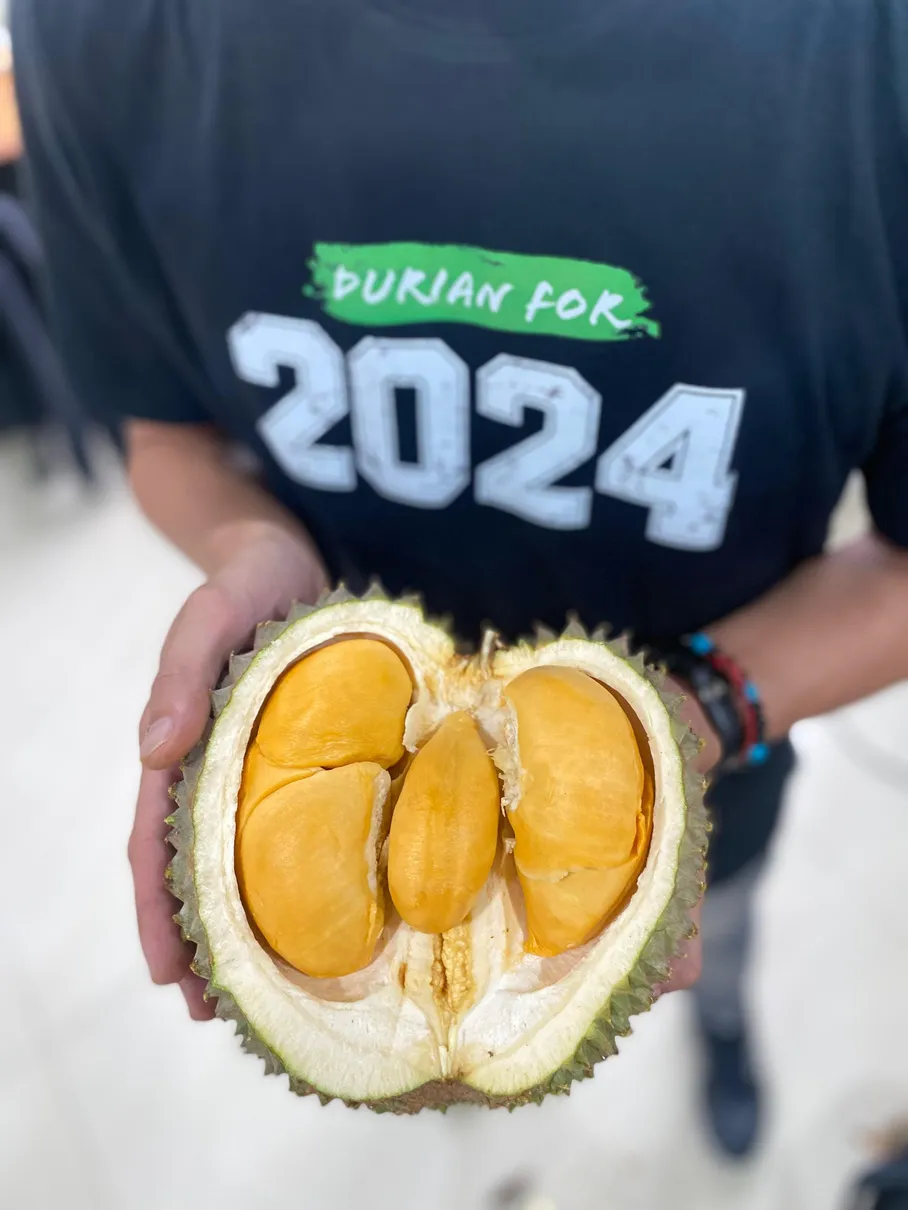 Durian lokal Nusantara di tangan pelanggan