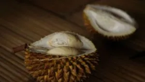 Durian Baduy berdaging putih terbelah di atas meja bambu
