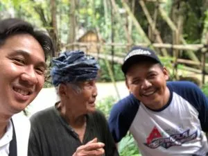 Tiga pria tersenyum berfoto bersama di Baduy