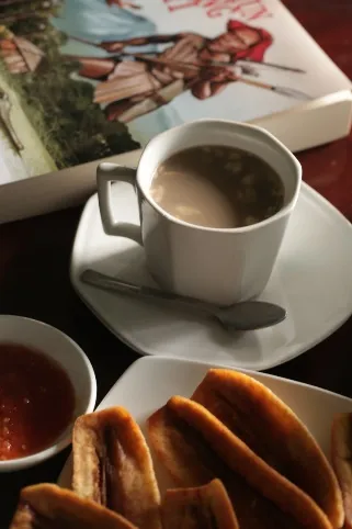 Kopi, pisang goreng dan sambal merah di Sibu Sibu kafe