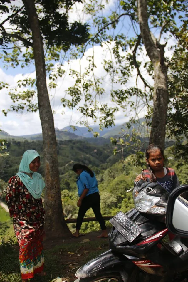 Warga kampung di tepi bukit dengan pemandangan lembah Suliki