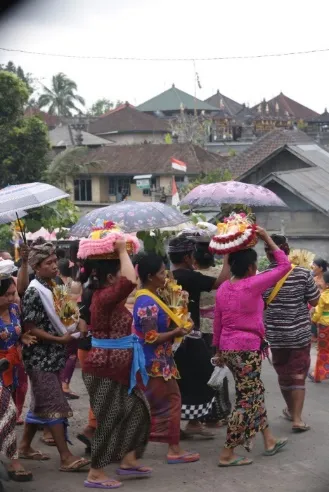 Iring-iringan warga membawa sesajen dalam prosesi Ngaben