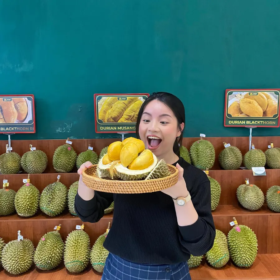 Pelanggan menikmati sepiring durian Musangking di toko Durian Traveler