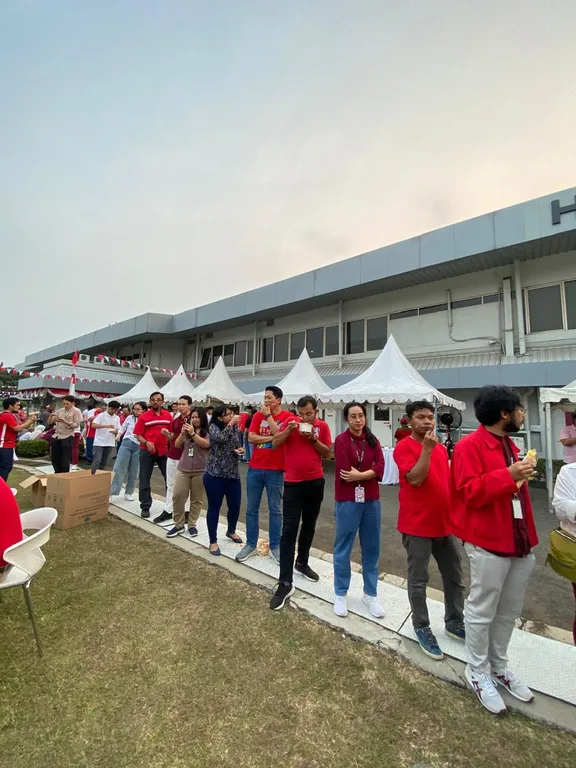 Tim perusahaan berfoto di booth Durian Traveler