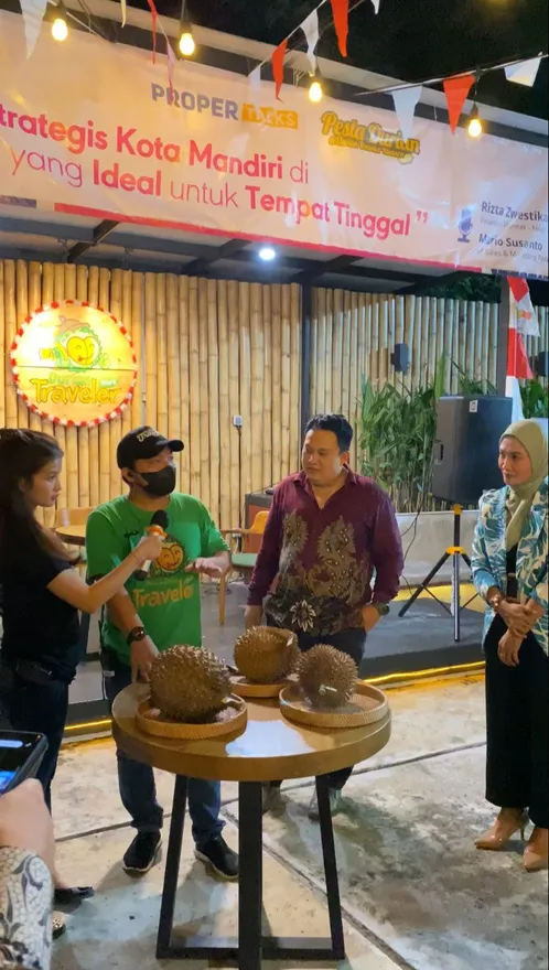 Tim Durian Traveler memandu sesi mencicipi durian